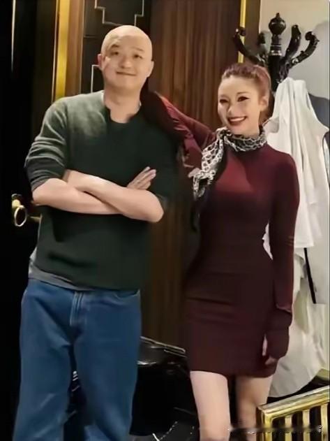 网友的观察力真是细致入微！包贝尔身旁这位红衣女士容貌明艳，一身穿搭价格不菲。
 