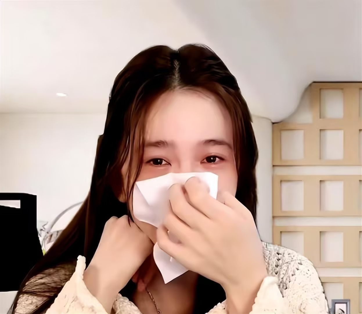 曾几何时，她是荧幕上温婉动人的“林多美”，是无数观众心中的白月光。如今，她却因为