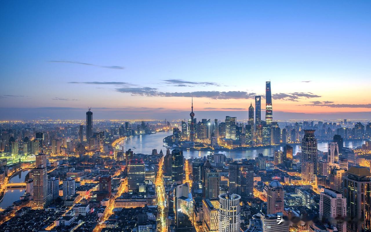 房价暴跌的情况令人担忧，
我们都应该认真对待。
住建部长倪虹指出，
房地产对银行
