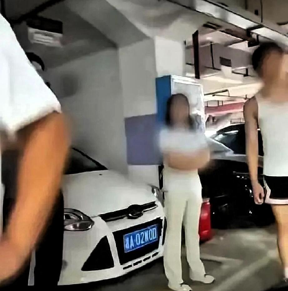长沙icon那个车位纠纷，最炸裂的不是她占了人家车位整整七天。

 
闵先生忍无