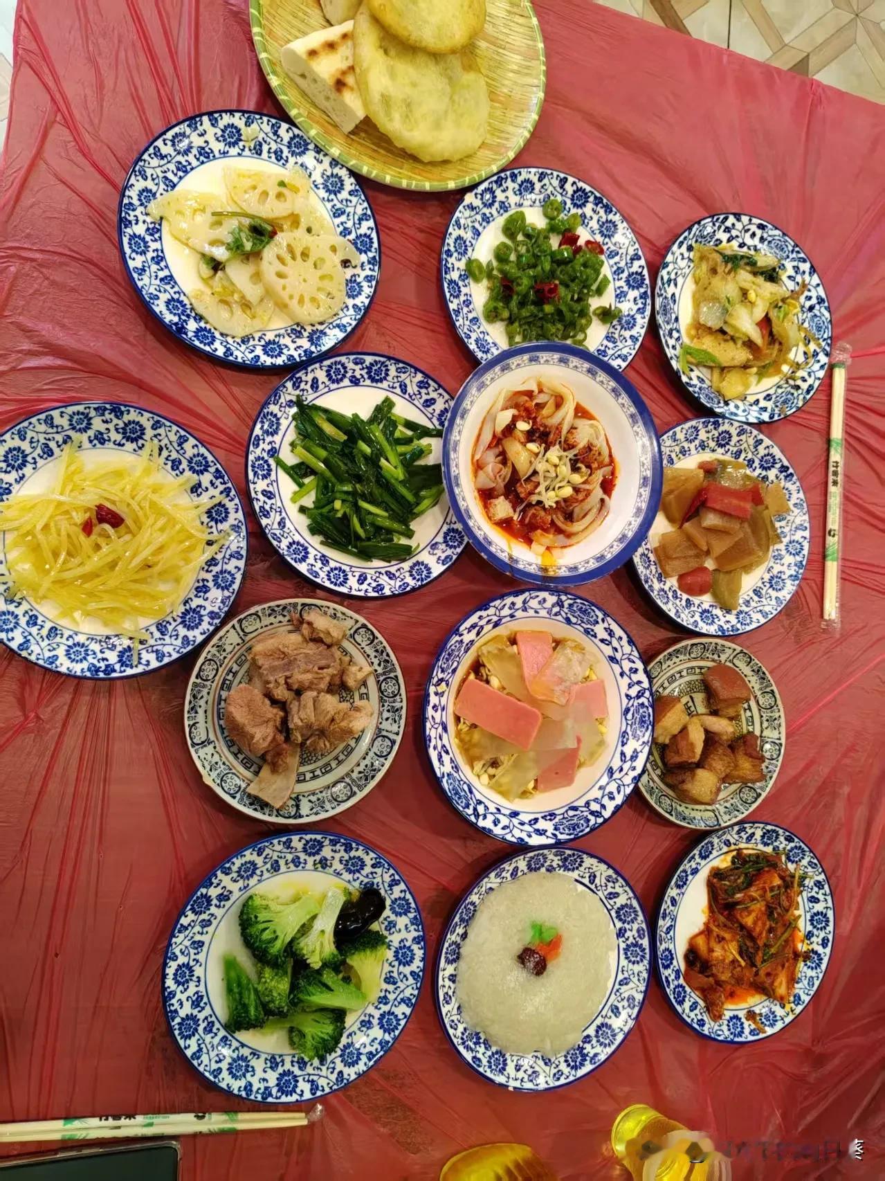 今天约上家人朋友去农家乐，
一进门就被院子里的绿植和鲜花吸引。

包厢里干净整洁