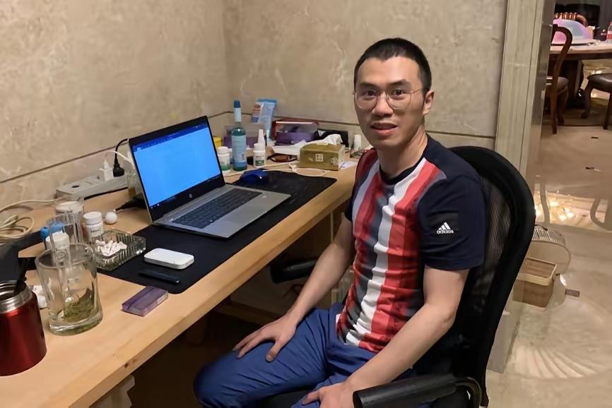 12岁那年，父亲对他说：“别当着妹妹面叫我爸”——这个人后来写出了《隐秘的角落》