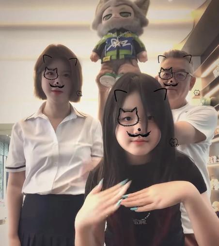 近日，杜华的女儿叮当晒出父亲给的零花钱，出乎了所有人的意料，只因为父亲给的零花钱