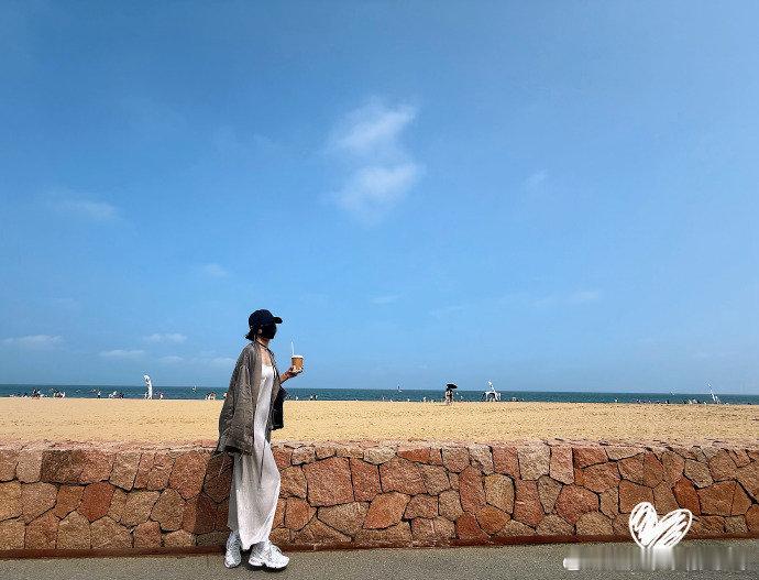 秦岚海边比耶背影照秦岚非常yeah的假期 秦岚海边比耶背影好戳我，白天拥抱大海，