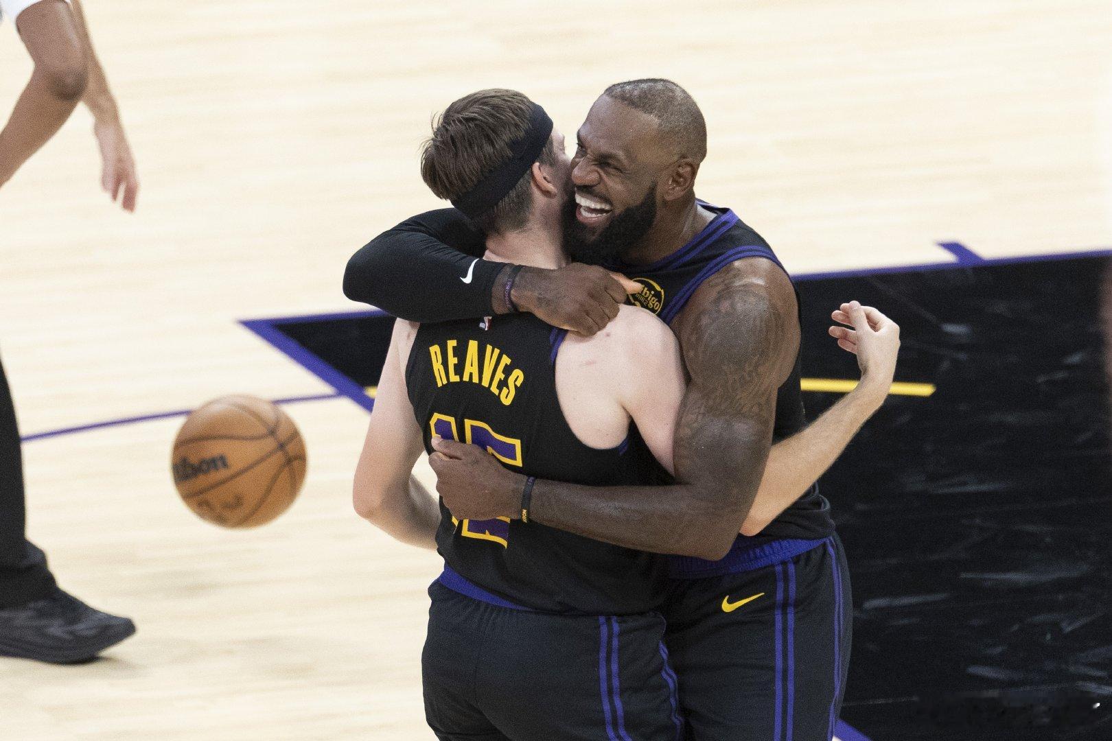 詹姆斯球场大脑中谈到状态出色的里夫斯，他认为小里是球队核心之一 “里夫斯完全延续