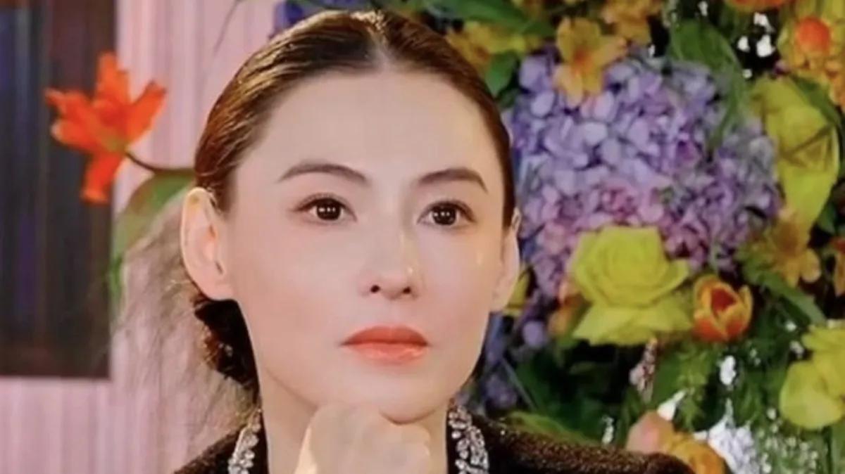 张柏芝在复出后的首次直播中，身着修身服装，优雅亮相，但小腹微微隆起，引发了外界的