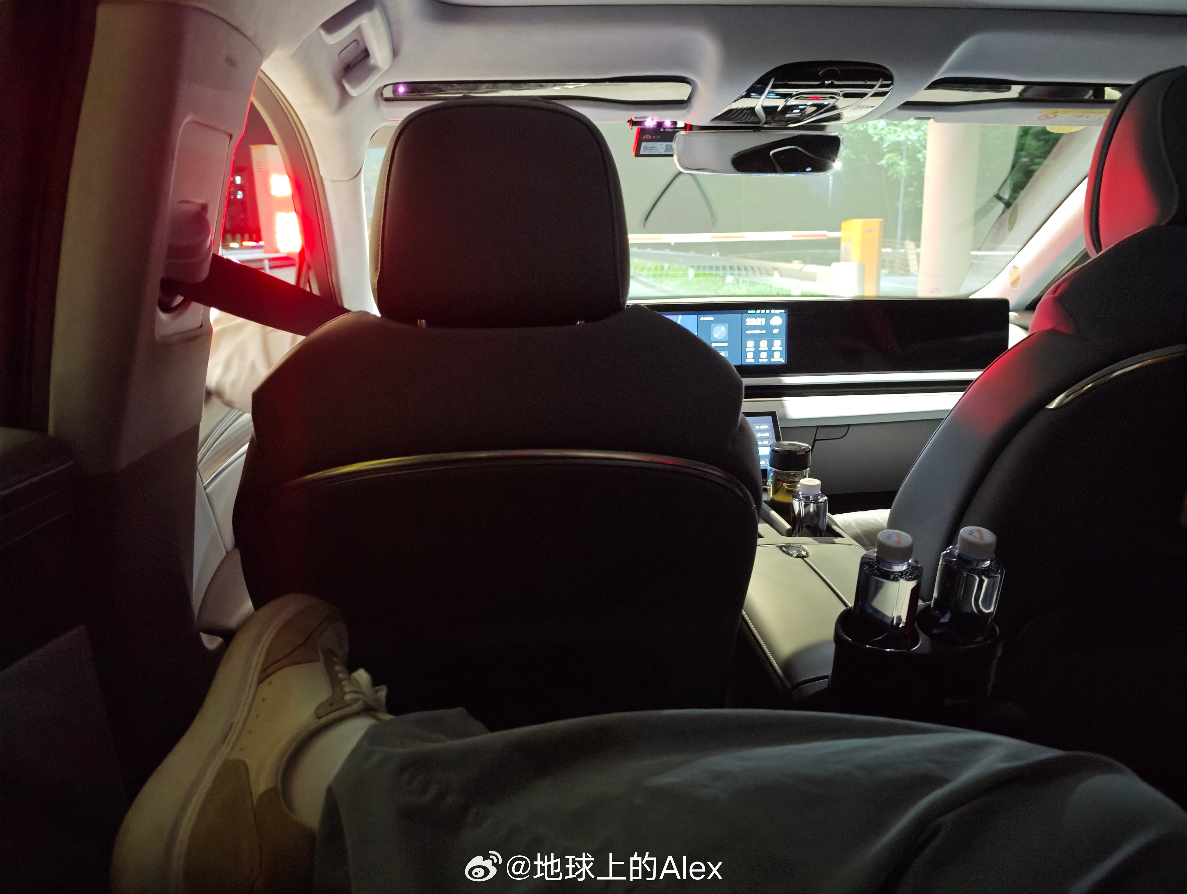 打滴滴，还是得打国产车出来的时候打了一个EQE，后排难受的要死别说通风按摩了，靠