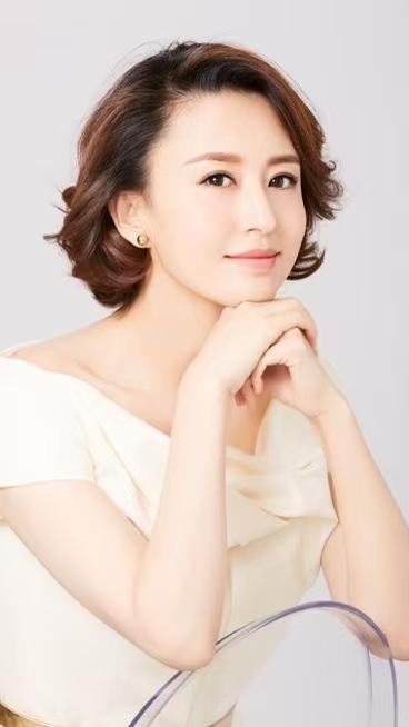张蕾，山西阳泉人，中传本科、北大硕士。2006年拿下央视《挑战主持人》冠军入职总