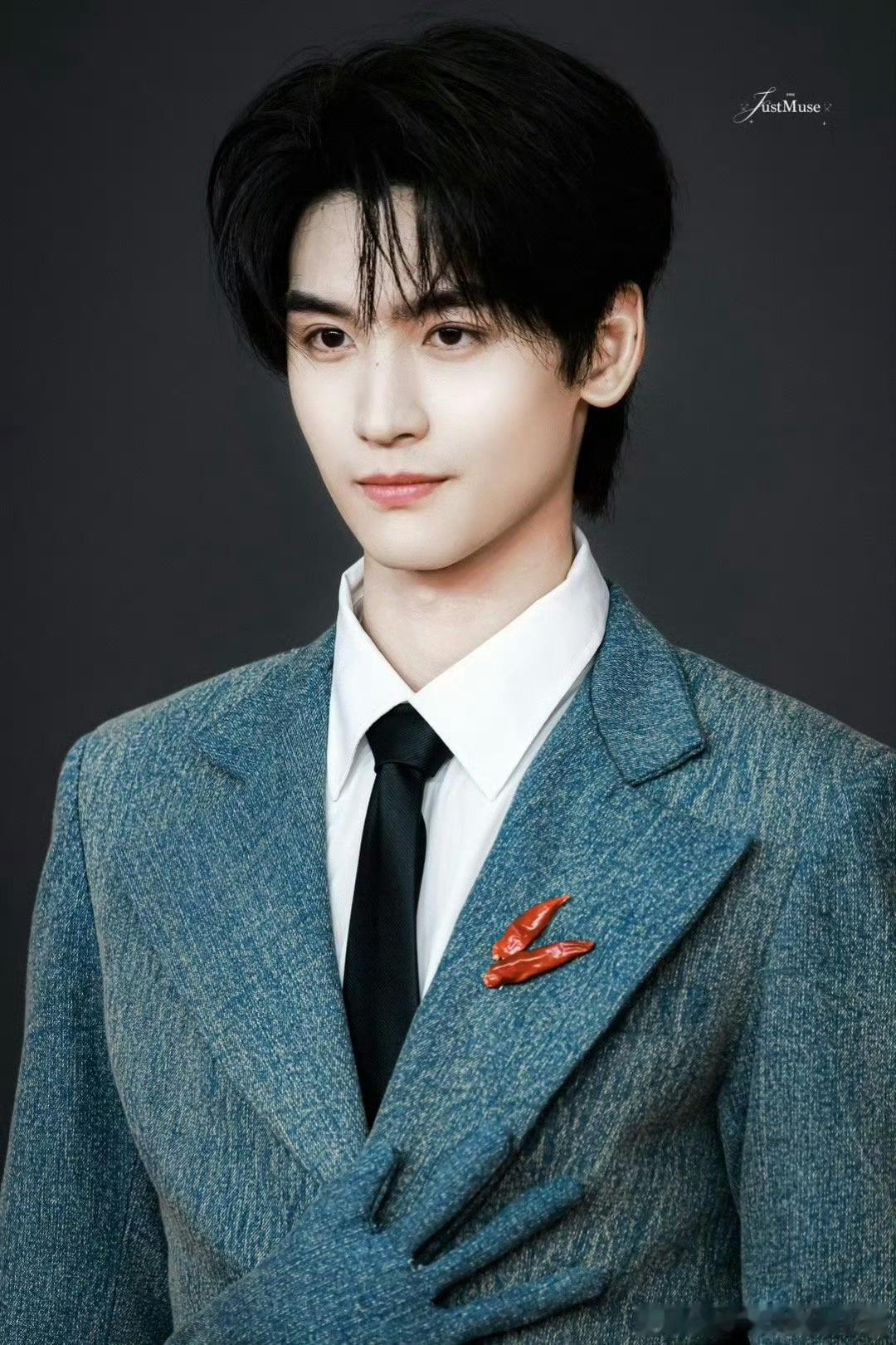 黄俊捷的胸针是辣椒黄俊捷的小巧思真的太绝了，他戴辣椒胸针好亮眼，搭配黄色衣服超吸