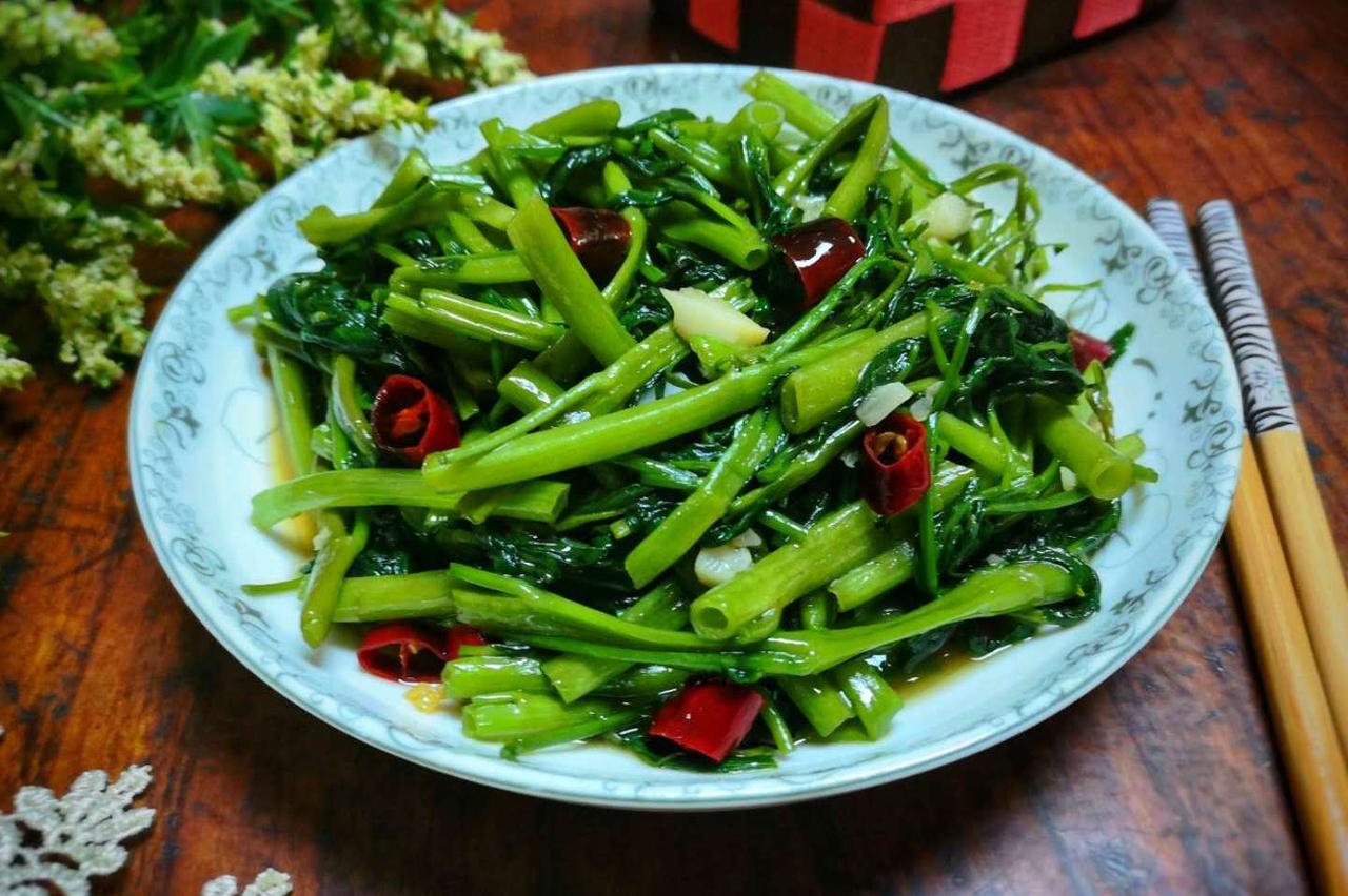 “伏天不吃酸，走路要人牵”酸辣空心菜该吃了，开胃补营养

盛夏三伏，暑气蒸腾，有