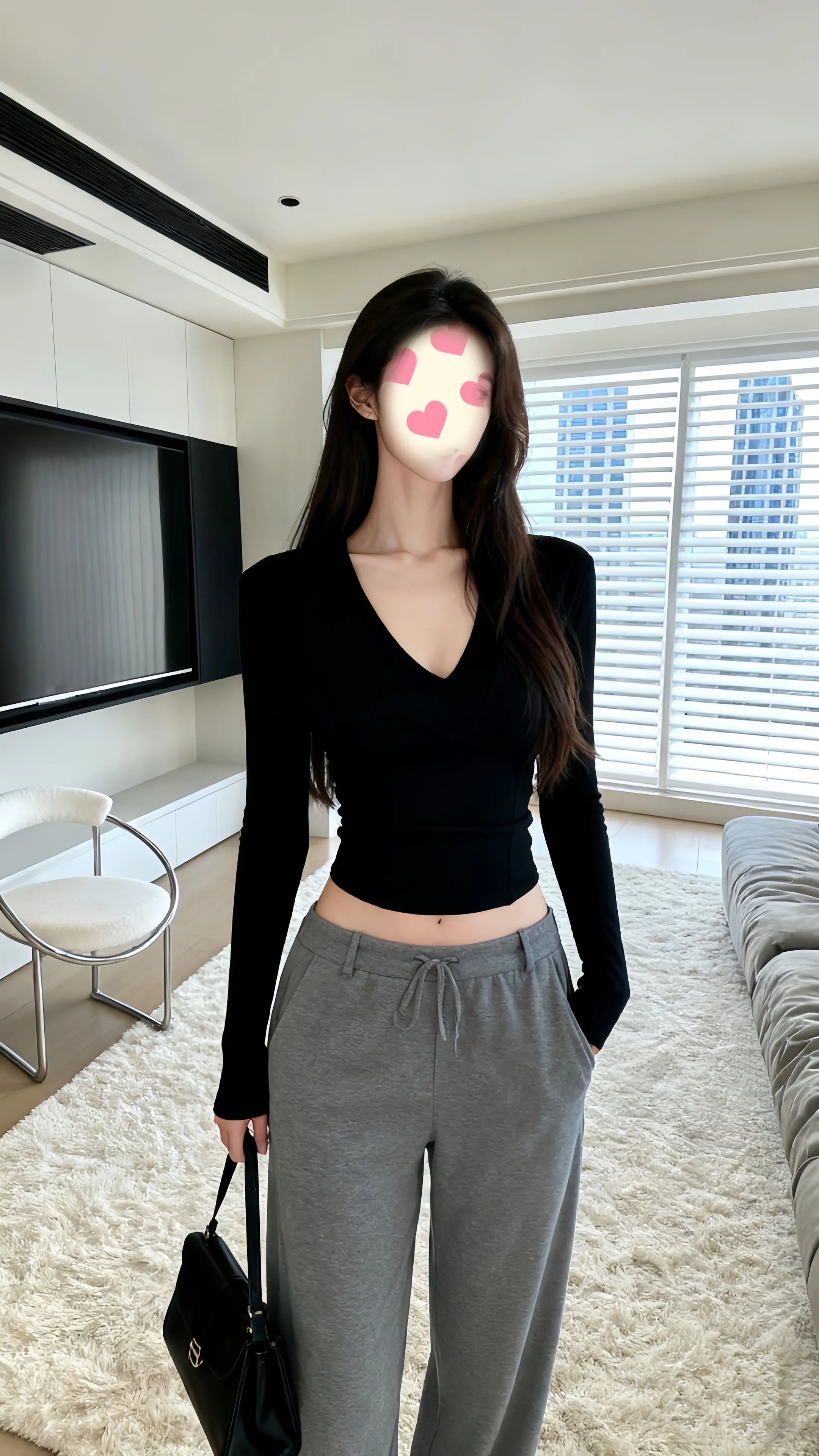 在简约雅致的空间里，灰色V领针织衫搭配棕色短裤与白色长靴，复古与时尚碰...