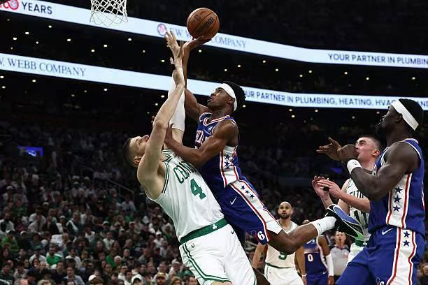 埃奇库姆的问题是外线投篮稳定性还是不行，直接导致容易被针对。即使身体天赋和运动能