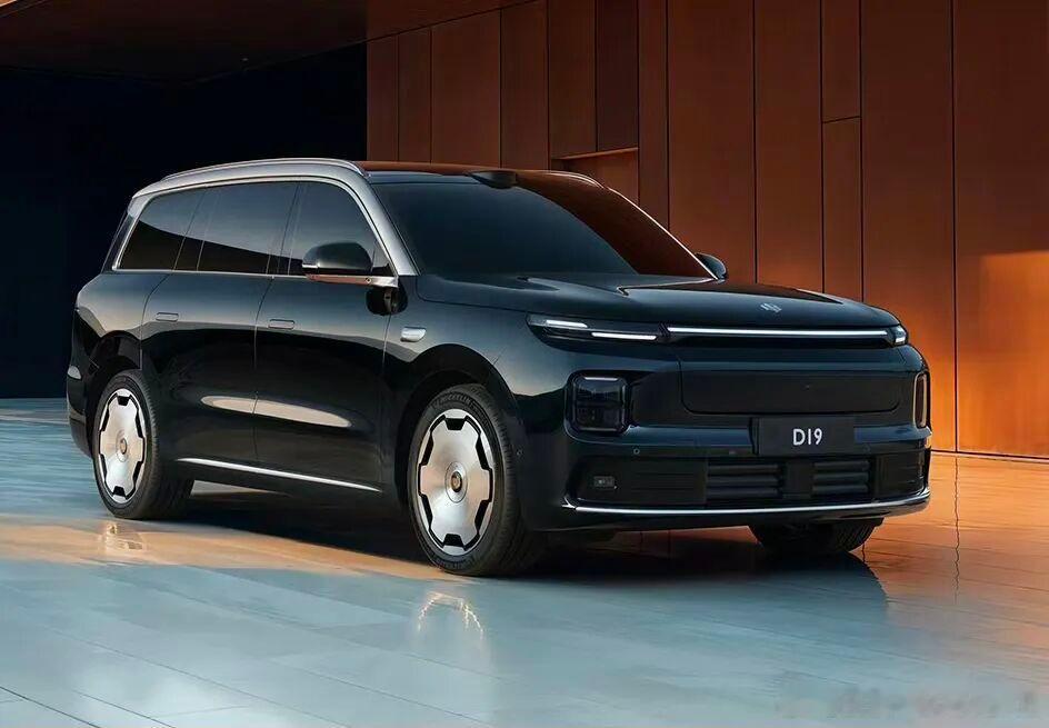 零跑D19！银色白色好看！超大前备箱！内饰看了一下！豪华、科技、舒适！12月22