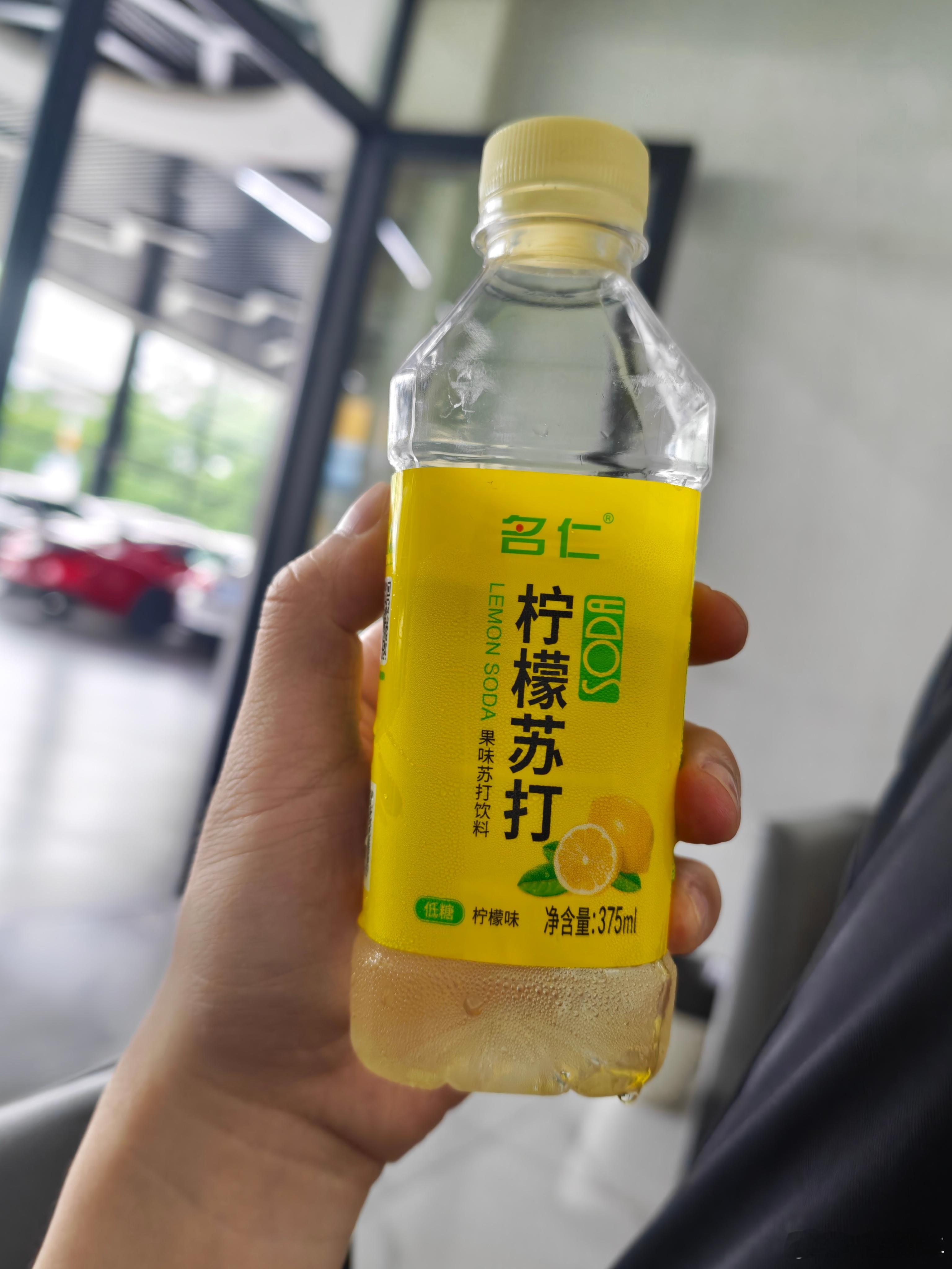 推荐一款小众苏打水 我买了一箱放车里冰着 好多年前就开始喝了 越卖越贵 武汉·一