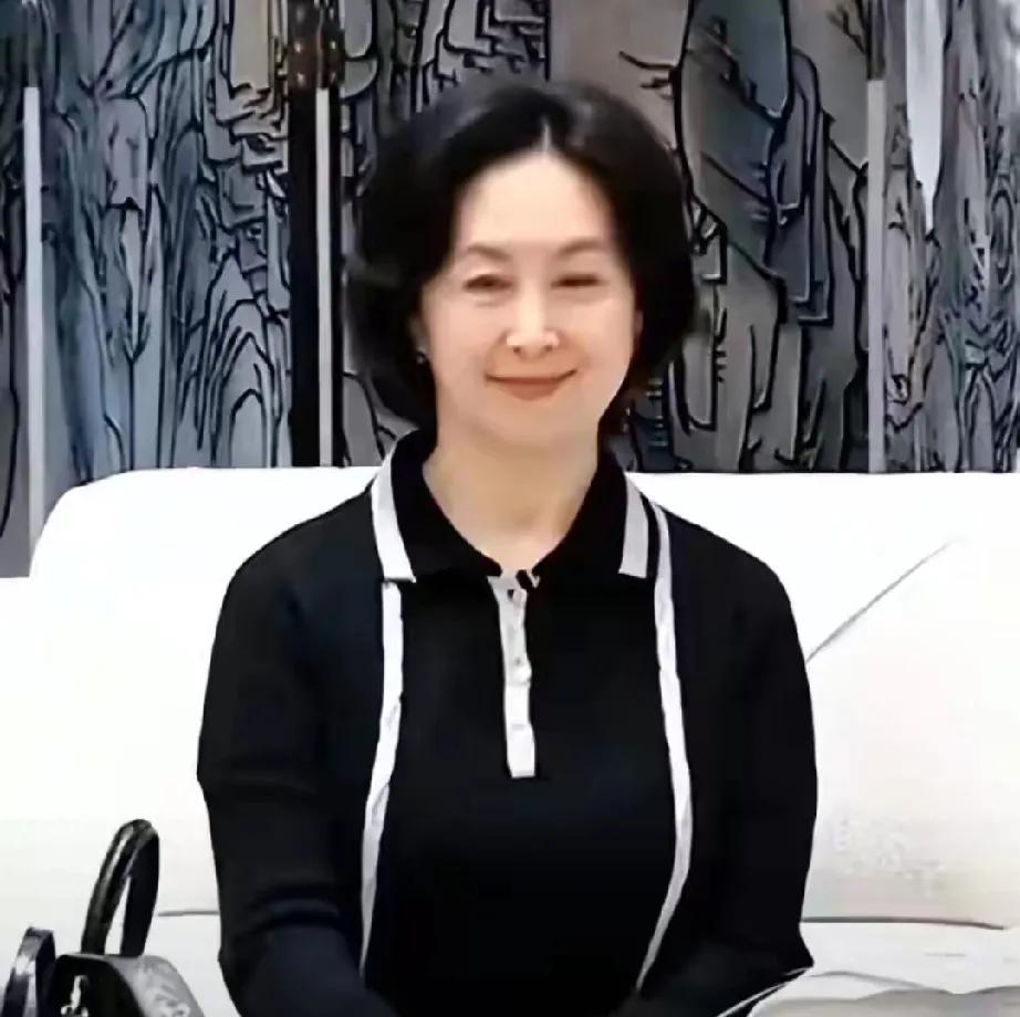 赌王千金何超琼又火出圈啦！这次她亮相新闻联播，坐姿端正，气场全开，尽显女企业家风