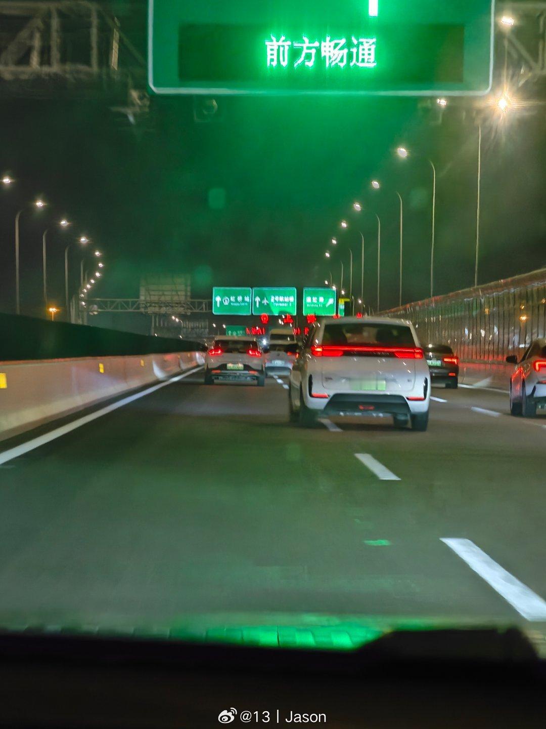 刚刚赶飞机打车去虹桥…坐在副驾，忍了网约车司机一路…长时间走最左侧车道就算了…一