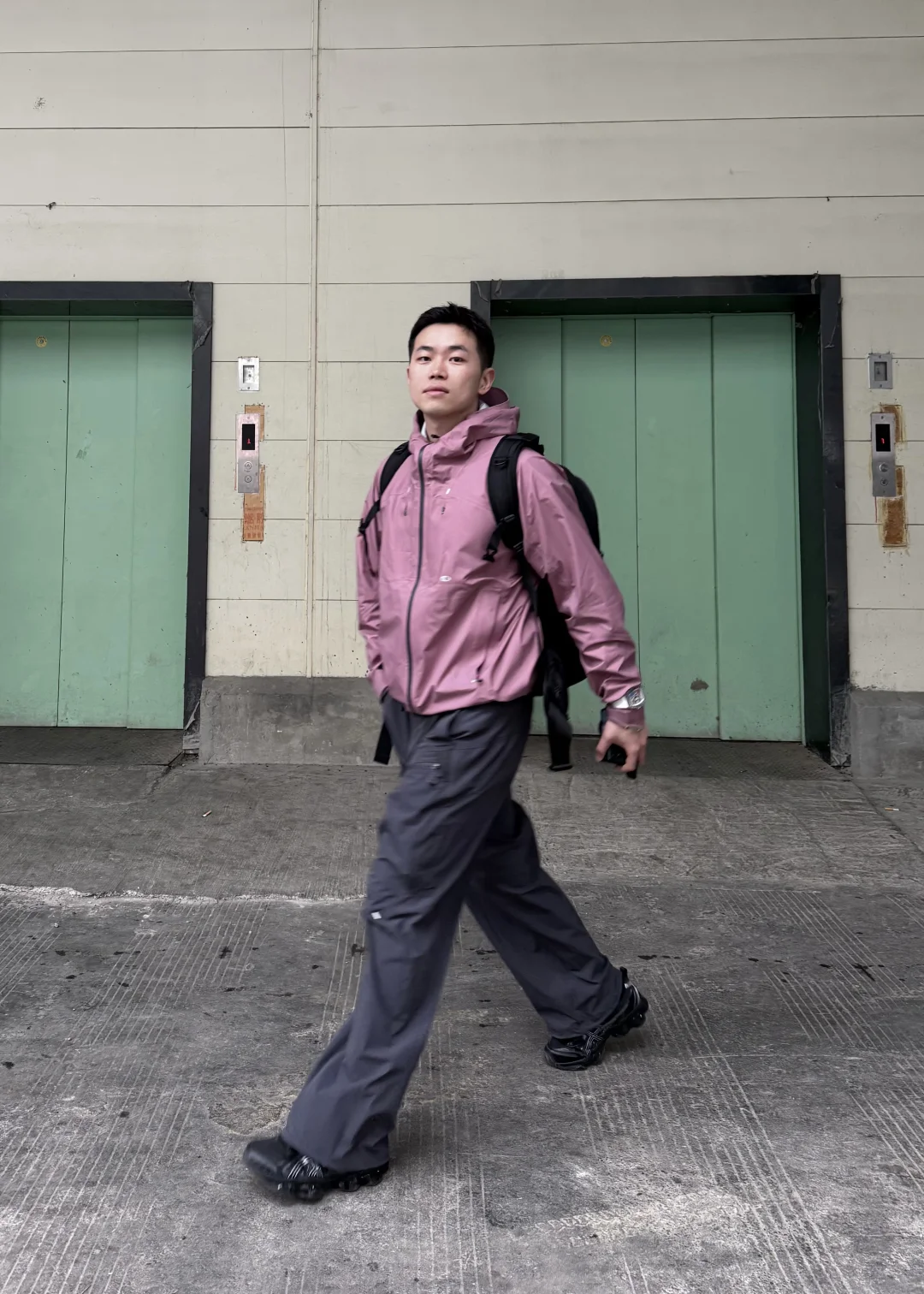 初春城市街道行走