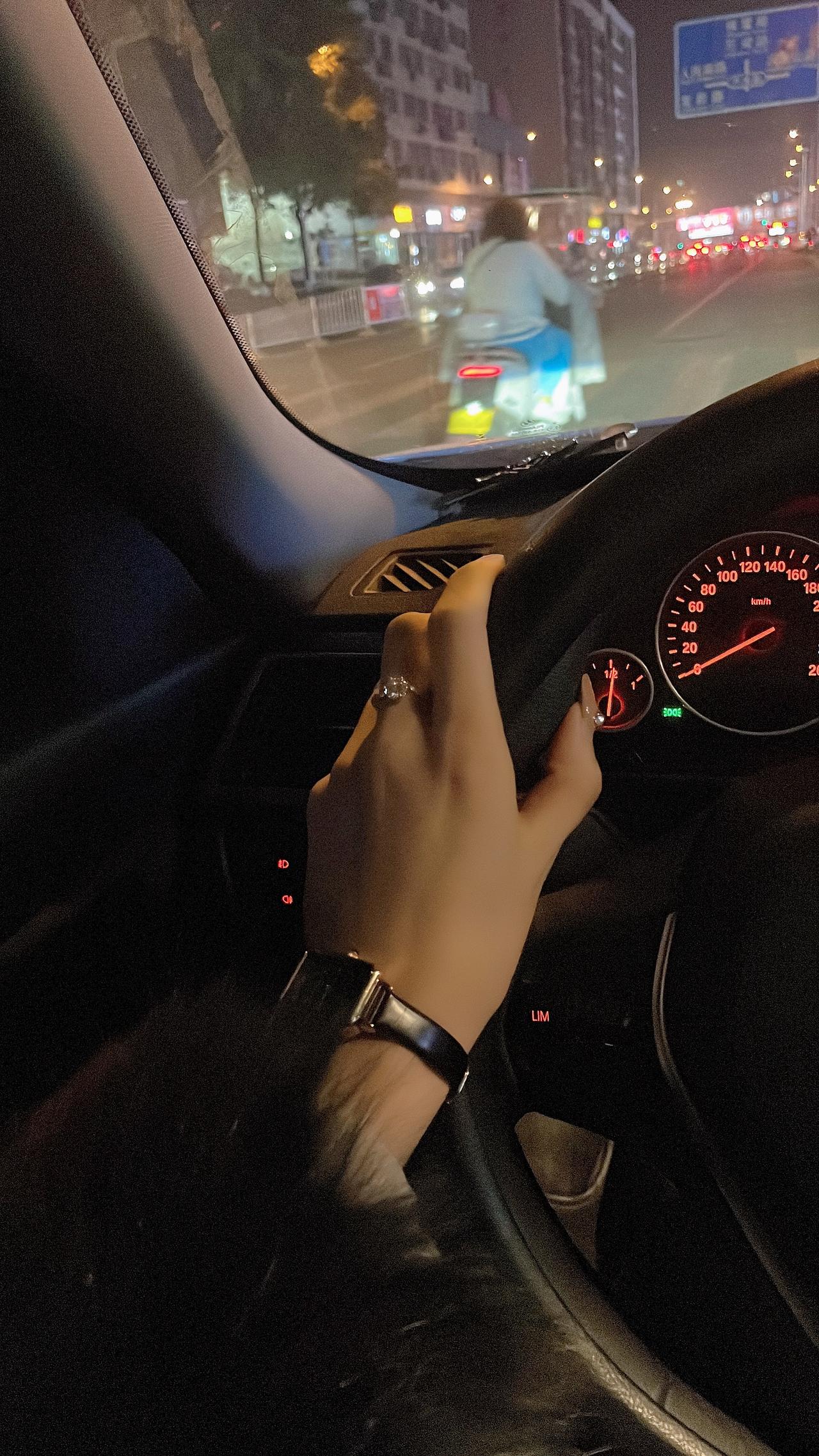 人这辈子 值得信赖的手是稀有的，有人推你向前，有人扶你站稳，有人为你撑腰，有人替