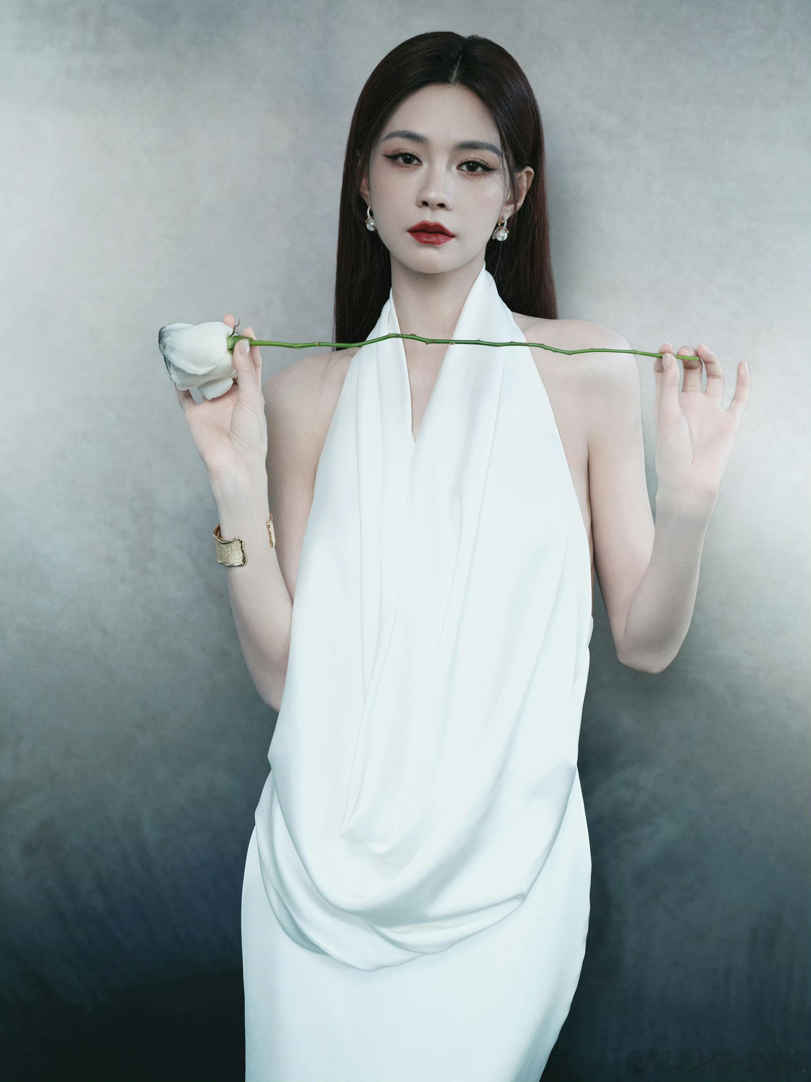 何炅说沈梦辰今天美到值得上热搜之前这套造型更让人眼前一亮，不一样的风格