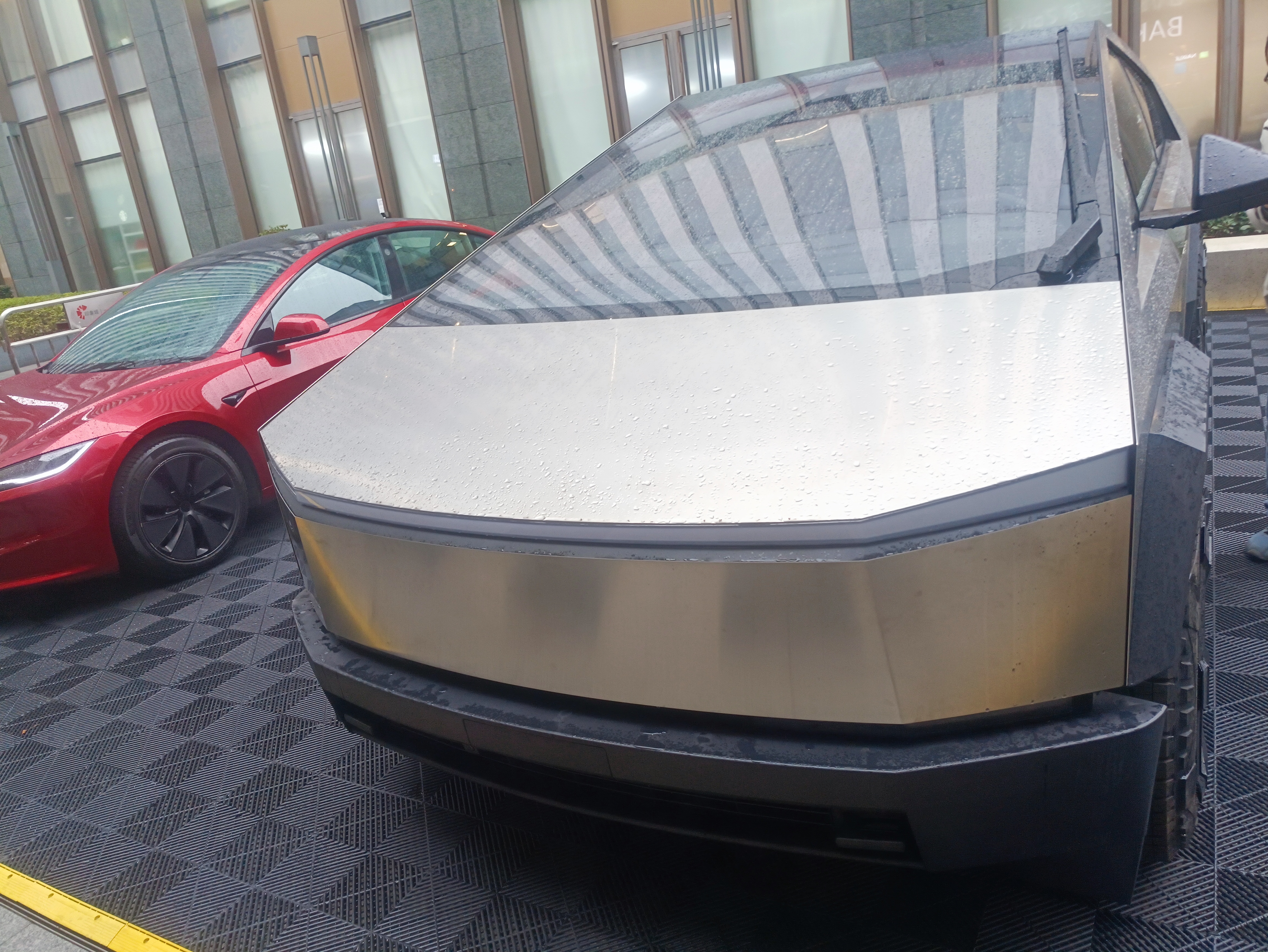 特斯拉的赛博皮卡。经观察，感觉它的外部凸出物不满足法规啊 大v聊车 