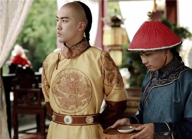 康熙有一个儿子文韬武略，若不是有个致命的缺点，康熙晚年就不必纠结，可能 就会传位