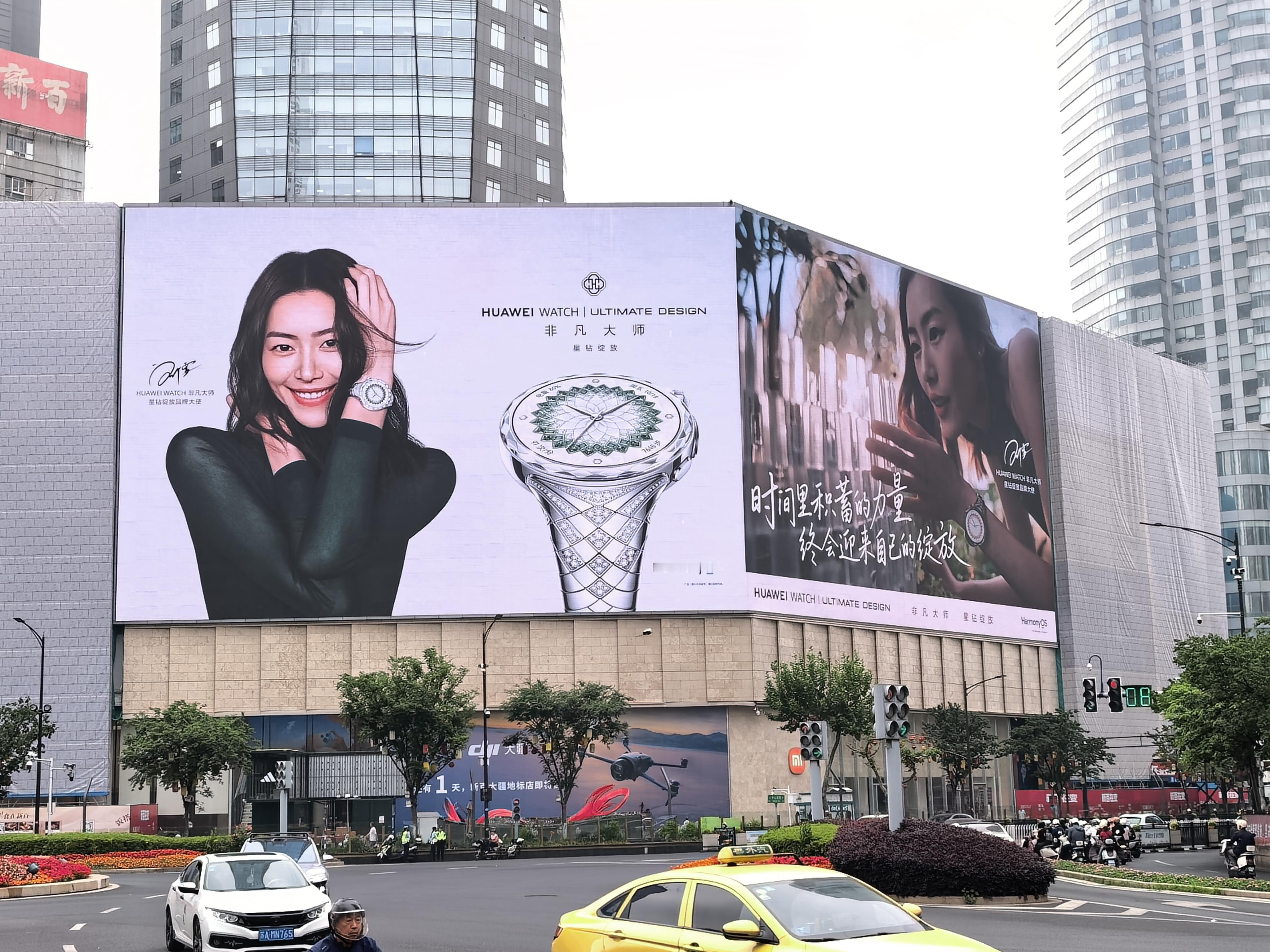 南京今天又悄咪咪的上了新画面。刘雯真好看啊。破案了，是非凡大嫂！华为星钻手镯表