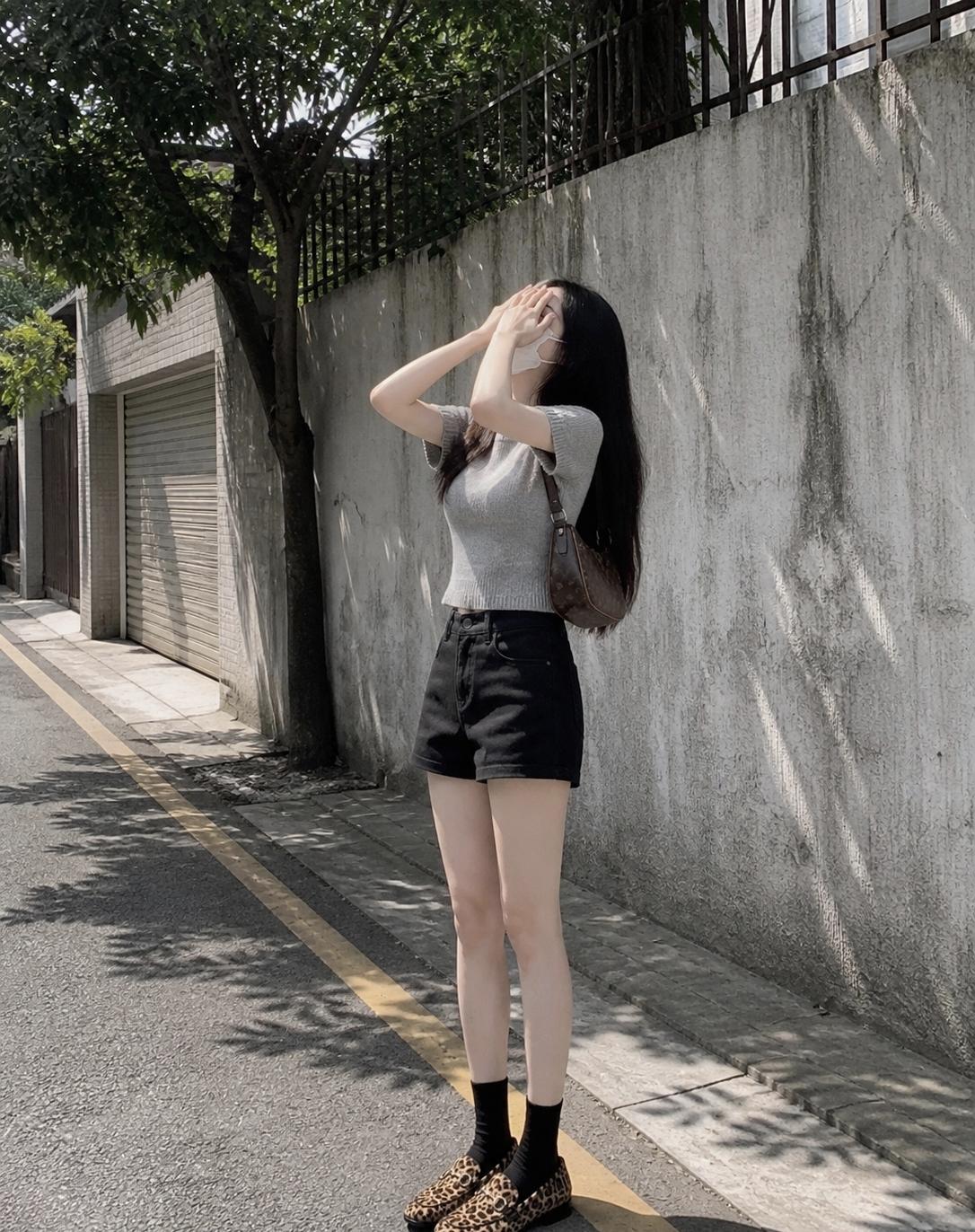 阳光下的慵懒时光，黑白穿搭与豹纹鞋的完美碰撞。
