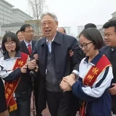 2016年10月，88岁的红旗渠缔造者杨贵，在儿子的搀扶下重回林州。这位用半生心