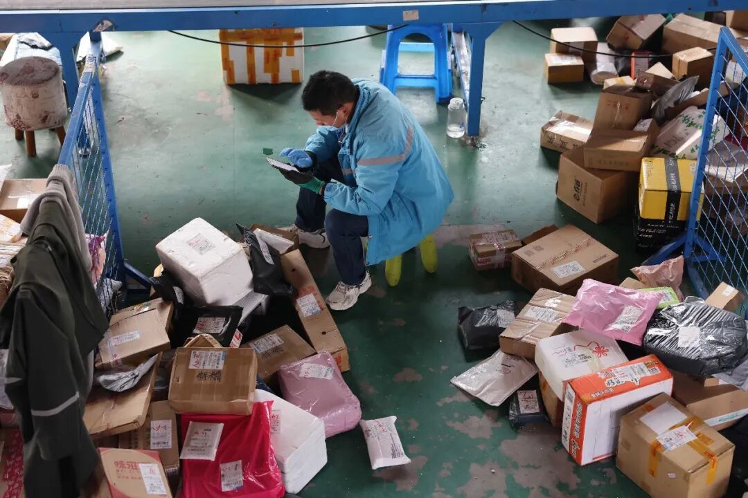 【#多地快递费上调#】3月23日，中通、申通、圆通、极兔以及韵达5家加盟制快递公