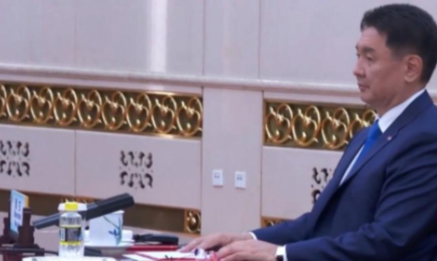 中国和蒙古国一下子签订了12份合作的文件。

蒙古国地缘辽阔，矿产资源丰富，可以