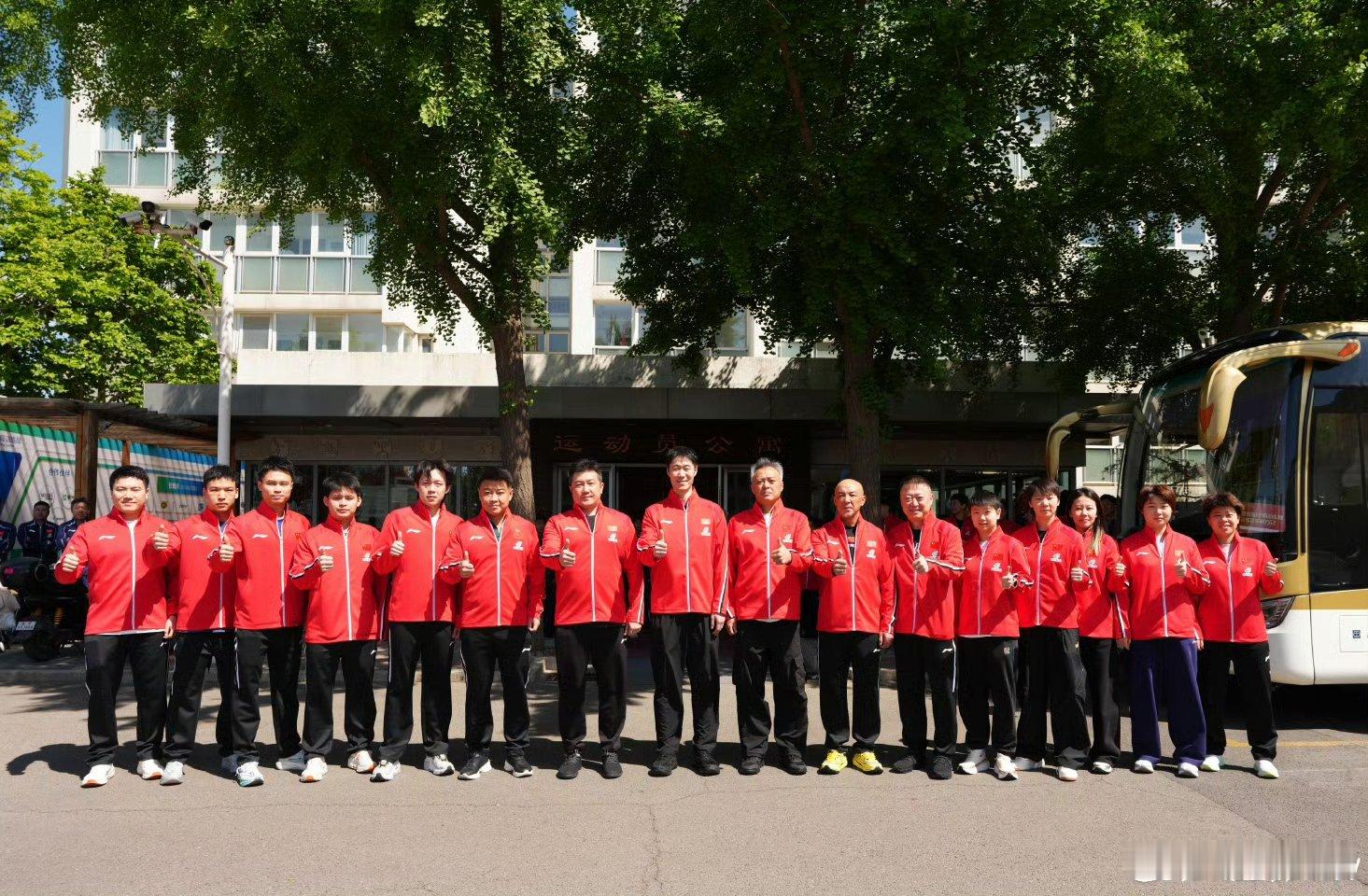 【国乒出征合照】国乒出征伦敦世乒赛合照 据 