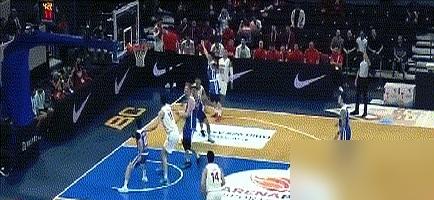 2米21的巨人往禁区一杵，对面中锋连球都摸不到。结果主教练老郭大手一挥，硬生生把