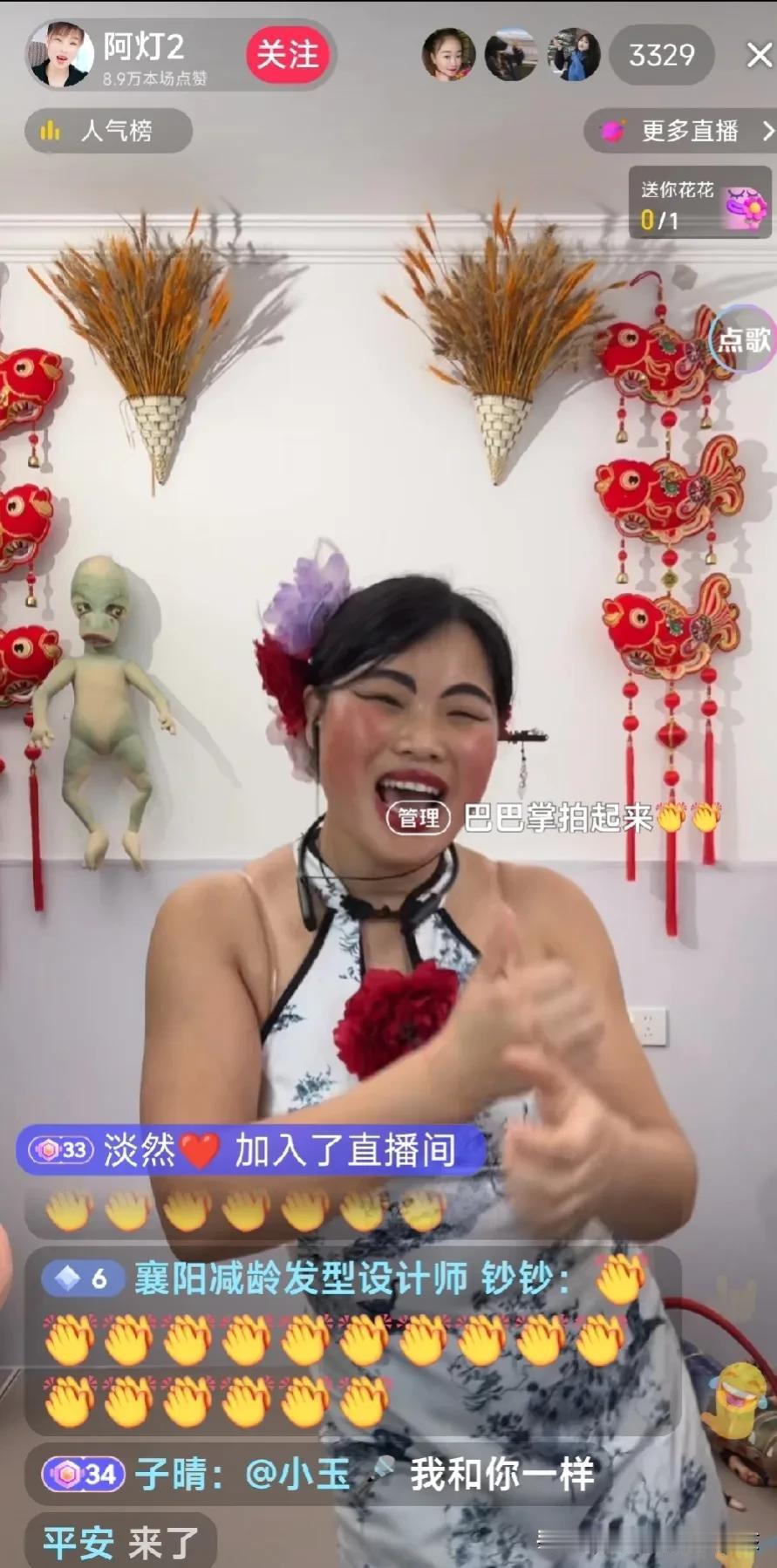 太喜欢看这个美女了，每次开播几千人在线。
其实直播不是每个人都能赚到钱，也是靠个