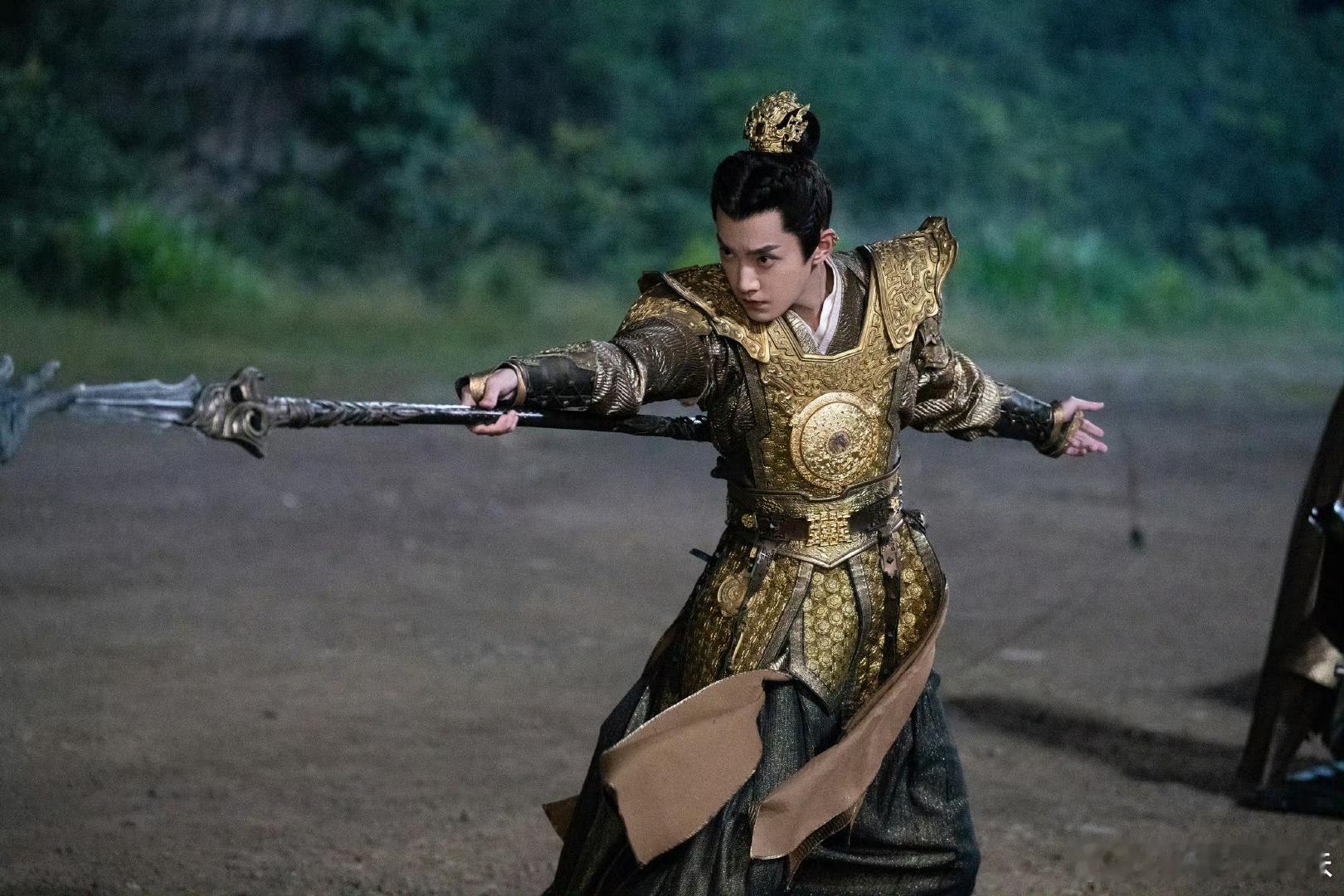 范世錡古装 范世錡古装造型太绝了！在《大奉打更人》里，他饰演的杨砚，既能文质彬彬