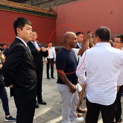 2006年，拳坛传奇泰森低调现身中国，只为一睹伟人毛主席的遗容。短短半分钟的静默