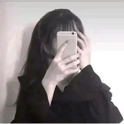 手机挡脸，谁让我今天不想面对世界😂甜系手机自拍 玩手机自拍 左脸自拍 我手机自