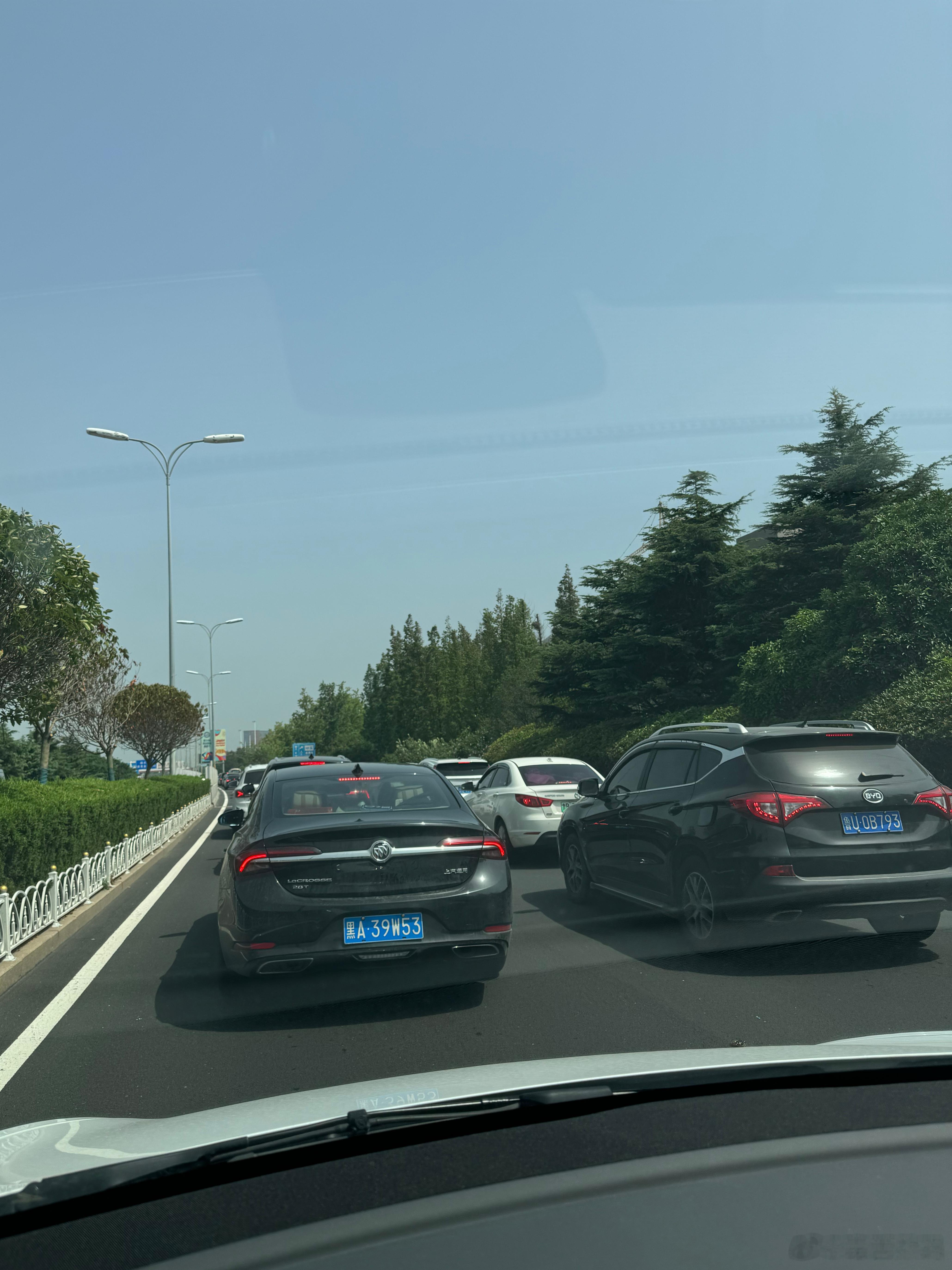 服了，本来20分钟车程，结果预计要1个小时青岛也挺热的啊，还这么多人来玩[跪了]