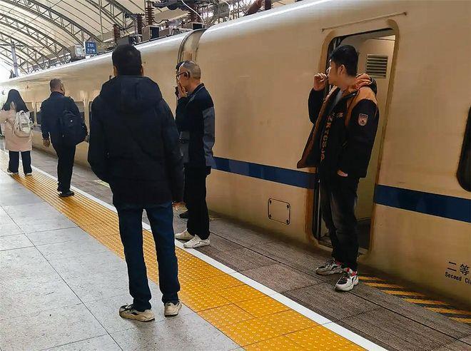 高铁站台禁烟，为何难以推行？

去趟日本就都老实了......人家是真罚钱！不过