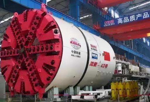 中国向德国购买两台盾构机，德国不仅报价3.5亿一台，送来的还是旧的，谁知15年后