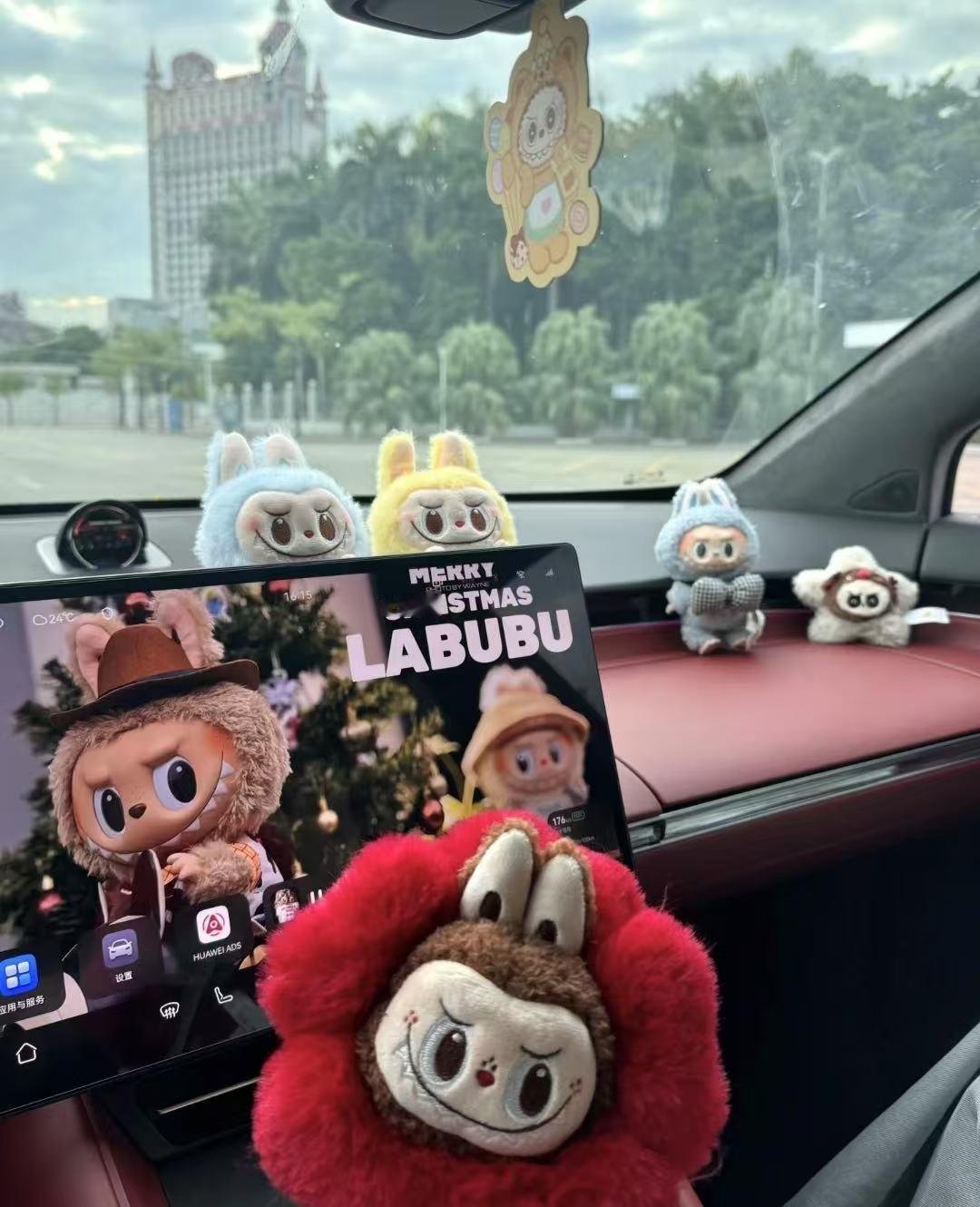 labubu痛车LABUBU什么赛道都能闯进去救命！谁能抵抗Labubu痛车的暴