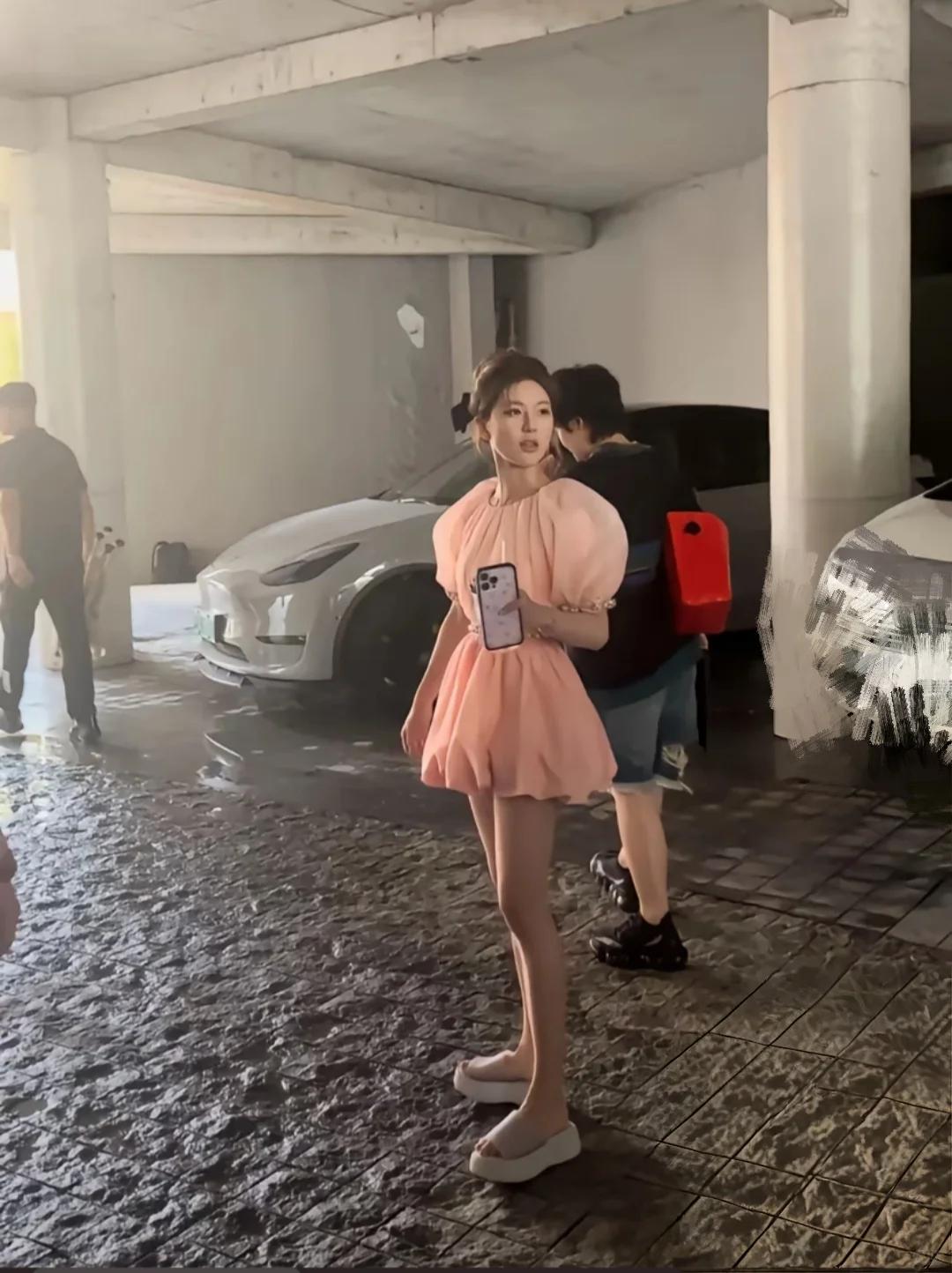 妈呀，赵露思真的很不上镜！
本人又瘦又高，太美了吧！
神仙颜值漂漂亮亮的！
腿好