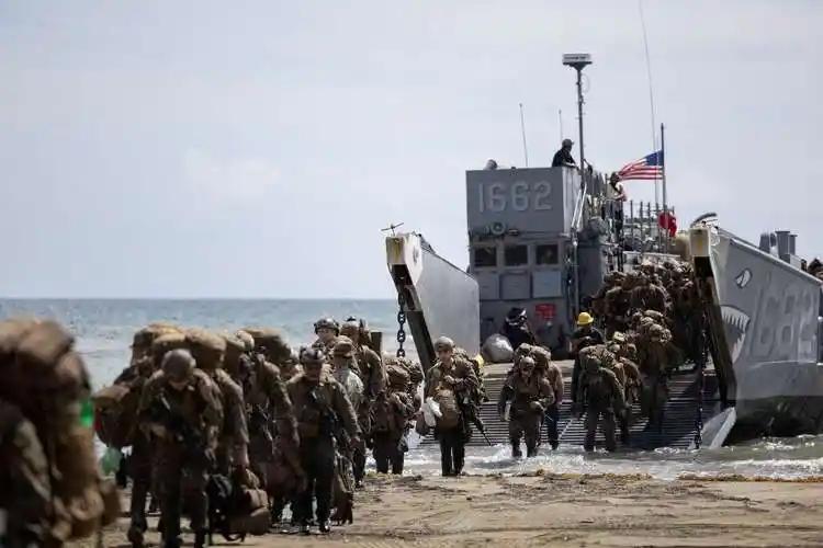 舆论炸锅，美军重兵压境加勒比海图谋古巴，特朗普妄图复刻旧剧本，全民皆兵的古巴强硬