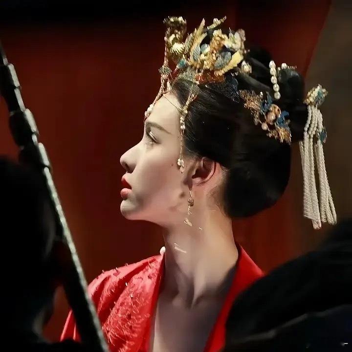 嘟嘟这个造型望眼欲穿，像婚礼第一集，一出场就有 ​​​