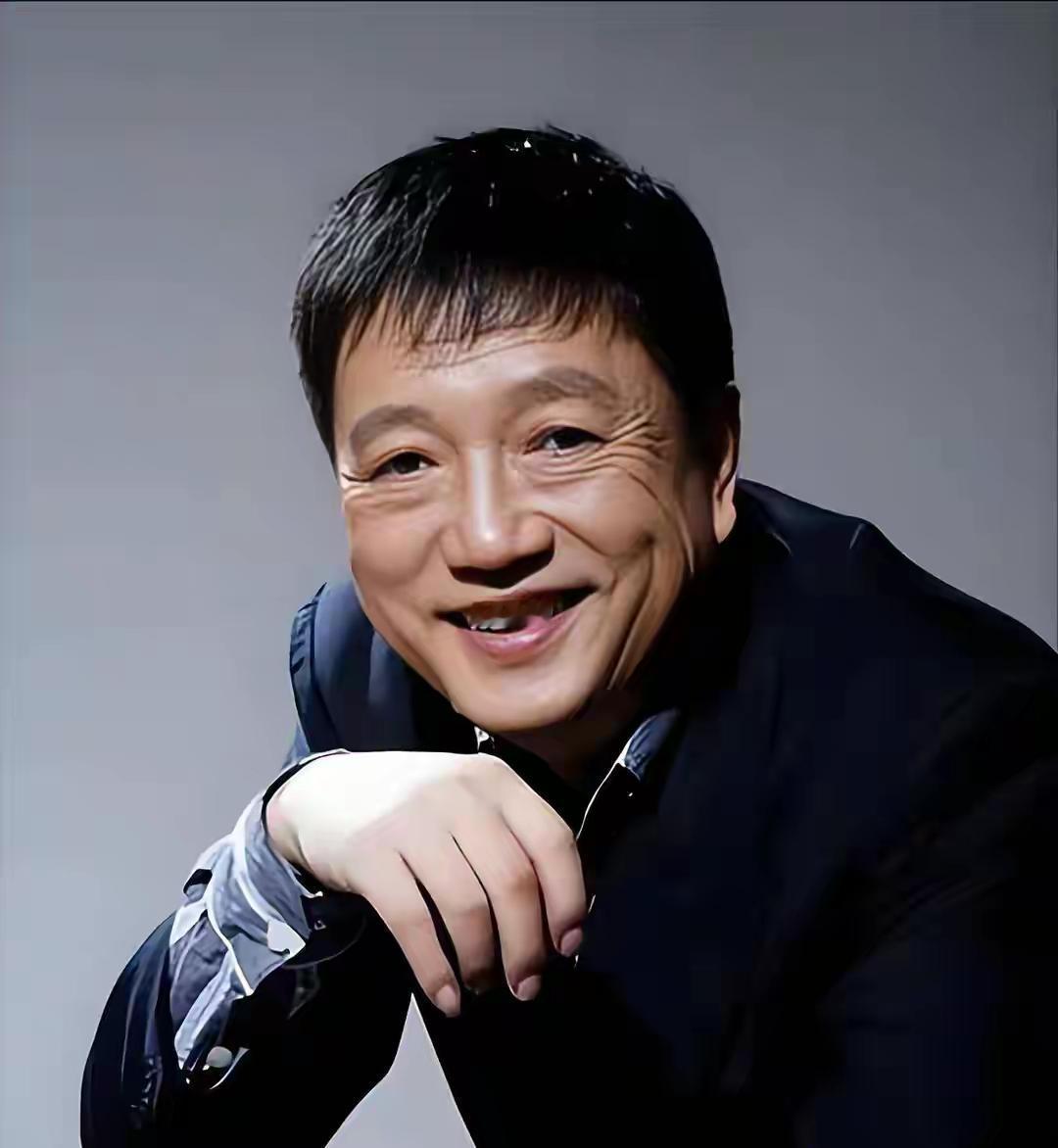 秦焰追悼会上，最让人鼻子发酸的，不是花圈摆了多少，也不是来了多少明星。而是那位一