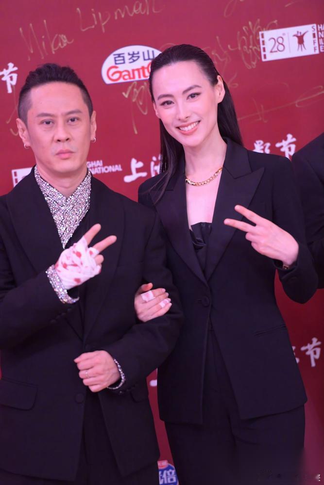 搞懂梁洛施，才明白有的女人为啥宁可住衣柜，也不愿进豪门。  22岁给李泽楷生下3