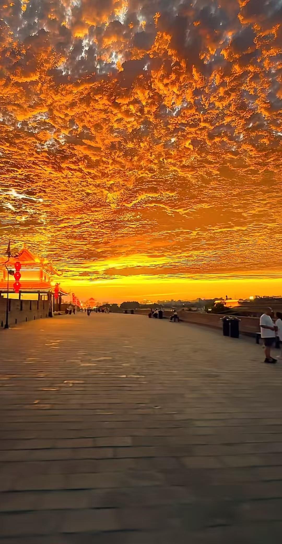发张你手机里最美的夕阳照可以吗