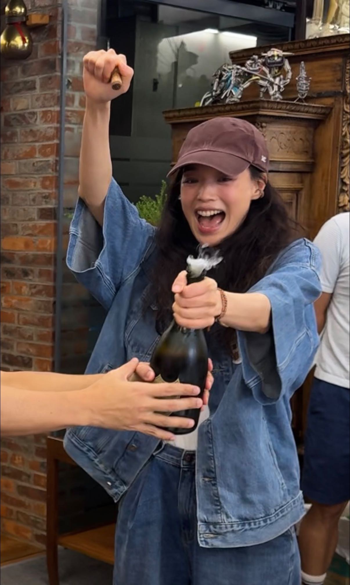 舒淇中秋节开香槟庆祝《女孩》拿到釜山电影节最佳导演奖🍾 舒淇镜头下的女孩世界 