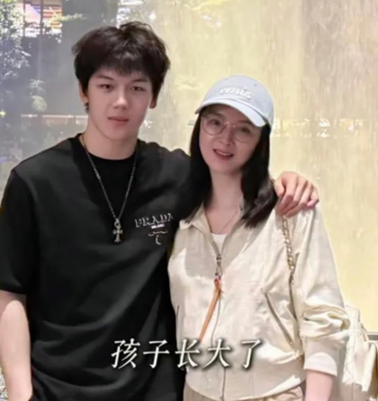 王艳19岁儿子球球身高没有想到这个孩子十九了，网传不是说和妈妈关系不好吗 