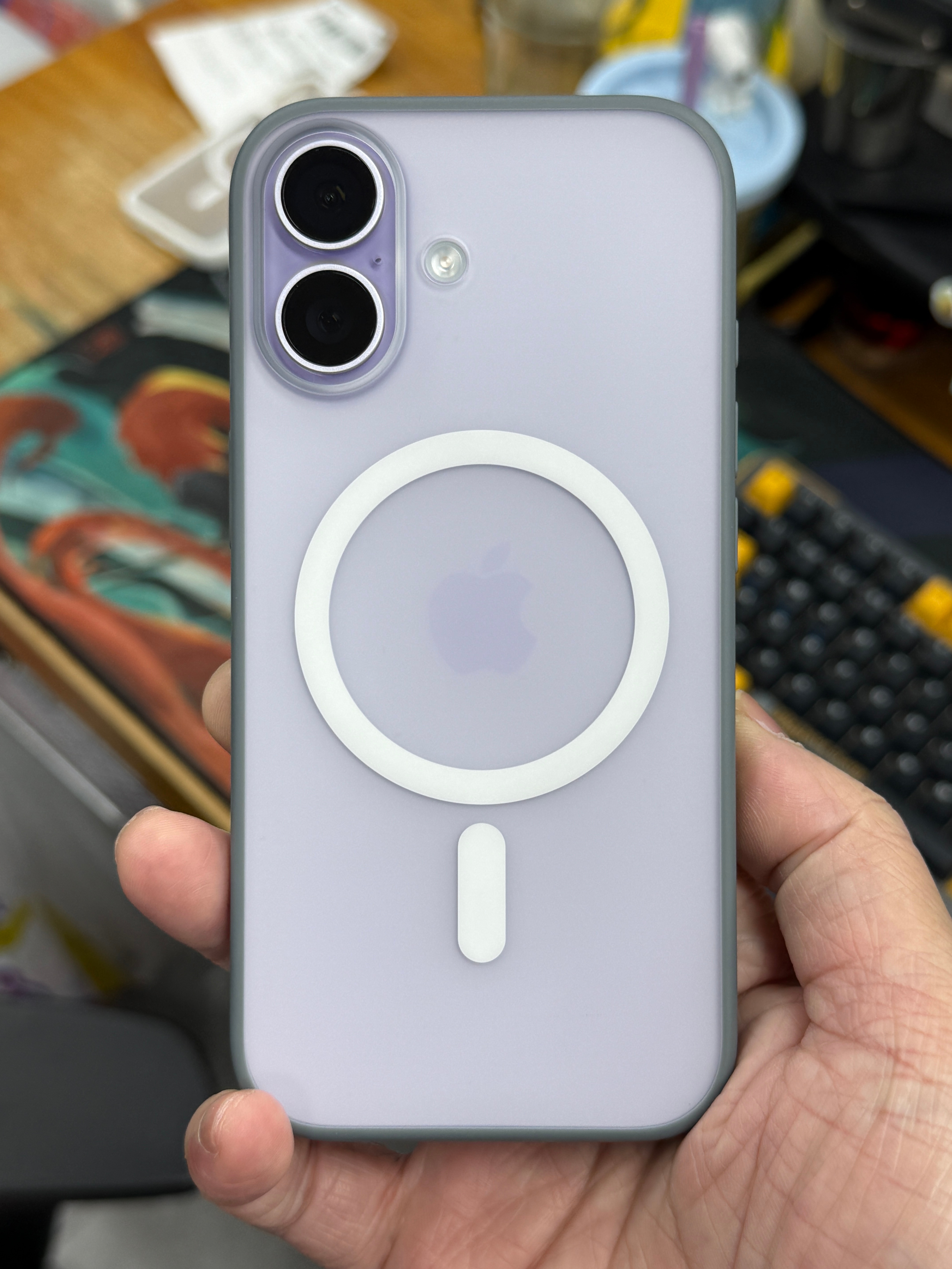 公司现在都有三台 iPhone17了，齐刷刷都都换上了013两台紫色是同事自己买