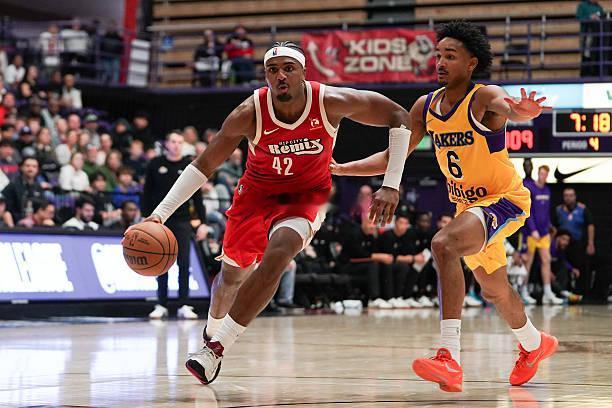 开拓者二队撕裂城混音的侧翼球员布莱克-辛森本赛季的表现是非常惊人的。目前他的场均